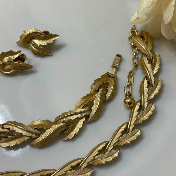 CROWN TRIFARI LEAF DESIGN DEMI-PARURE (NECKLACE, BRACELET, EARRINGS) - Picture 3 of 9